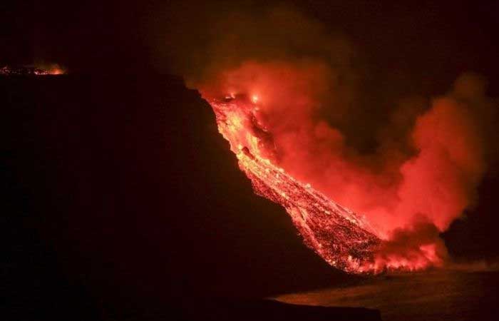 Vulcão em erupção nas ilhas Canárias: lava chega ao mar e gases tóxicos preocupam