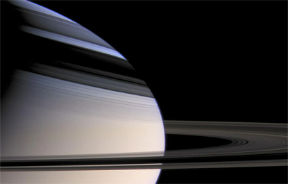 Ondulações nos anéis de Saturno revelam o núcleo gigante e pastoso do planeta