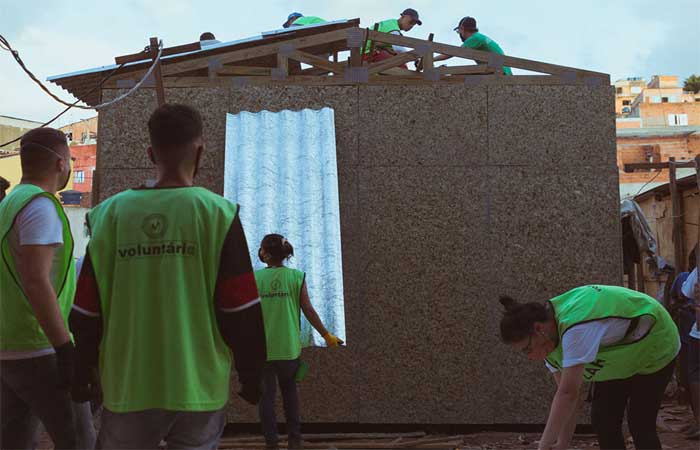Caixas de suco recicladas são transformadas em telhas para casas populares
