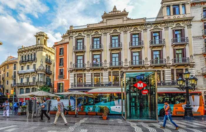 Em Barcelona, quem deixa de usar carro ganha transporte público gratuito