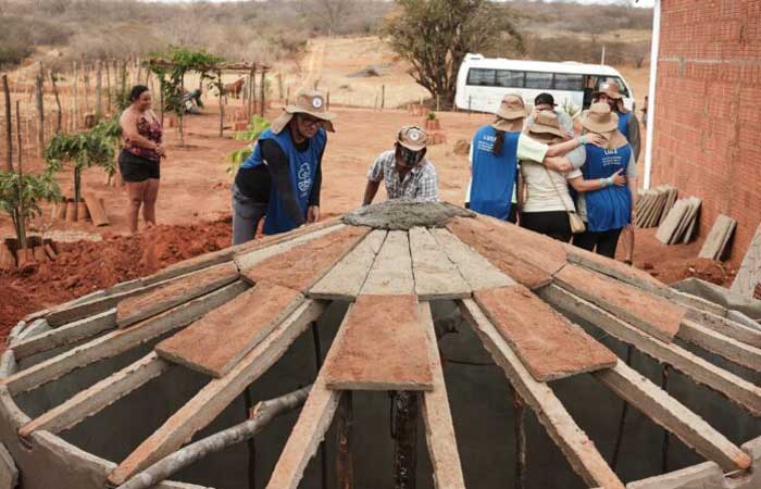 ONG constrói cisternas em comunidades do sertão do Brasil