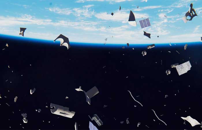Passagem de lixo espacial força astronautas da ISS a buscar abrigo nas naves de retorno