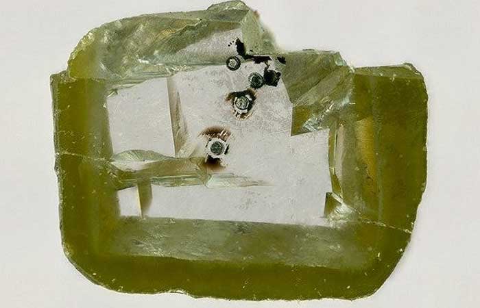 Mineral formado no manto da Terra é encontrado dentro de diamante