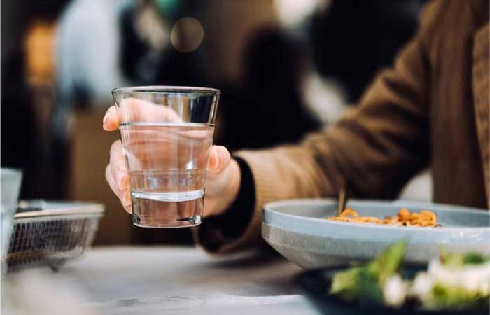 Por que beber um copo d’água com todas as refeições pode melhorar desempenho físico e mental