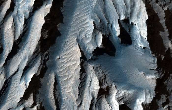 Sistema de cânions em Marte pode ter quantidade surpreendente de água