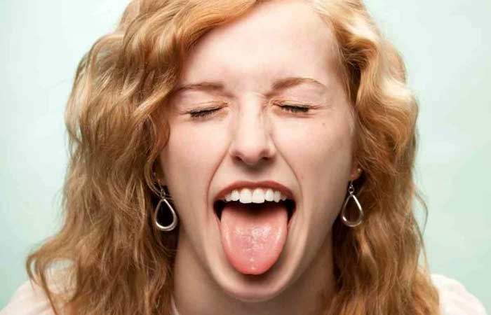 Veja cinco sinais de alerta que a língua emite sobre sua saúde