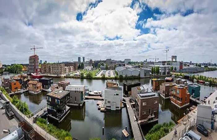 Vila flutuante em Amsterdã tem 46 casas sustentáveis