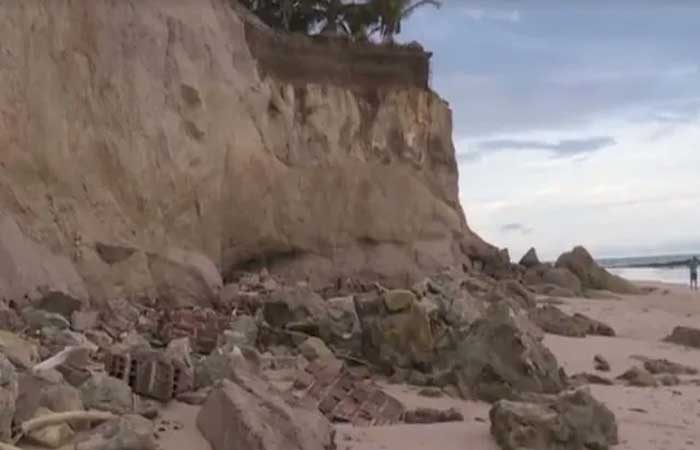 Erosão das falésias ameaça banhistas nas praias da Paraíba