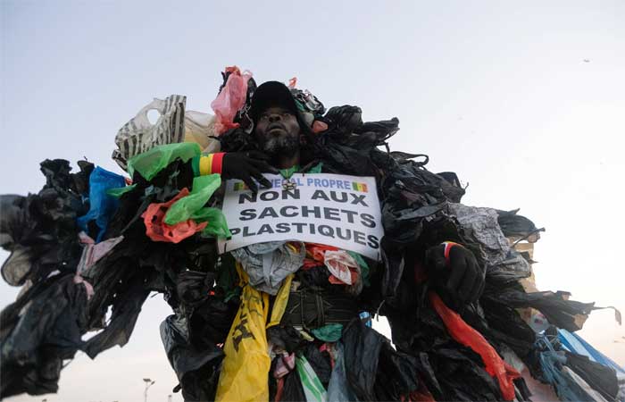 ‘Homem-plástico’ se veste com sacolinhas para conscientizar sobre lixo na África
