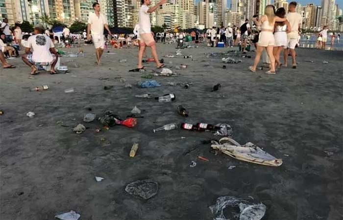 Balneário Camboriú tem rastro de lixo na praia após festa de réveillon