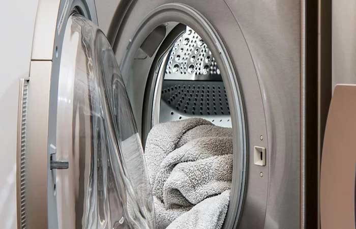 Secadora de roupas lança microfibras no ar; resíduos incluem microplásticos