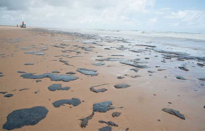 Manchas de óleo são encontradas em praias de Cabedelo, na Paraíba