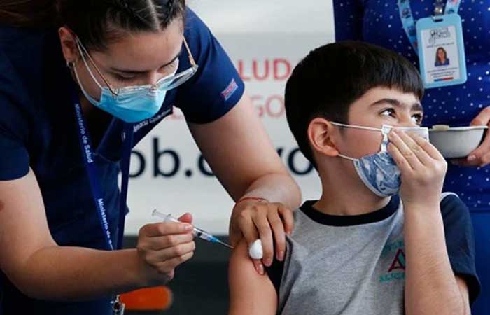 O que fazer quando crianças têm febre depois de tomar vacina da Covid?