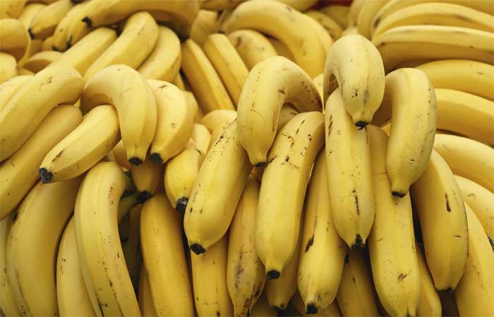 Oito benefícios da banana: fruta ajuda a dormir melhor e é boa para a pele