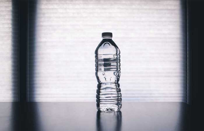Cientistas alertam sobre os riscos de reutilizar garrafas plásticas para beber água