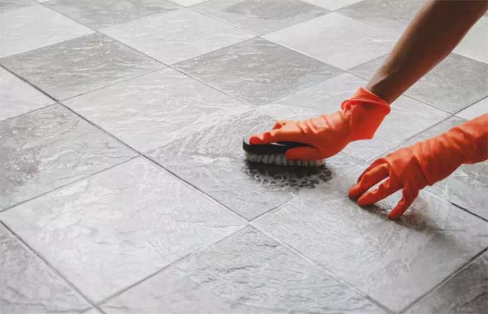 Conheça 3 dicas de como limpar piso encardido de banheiro e outros cômodos