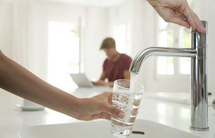 Confira 5 sinais de que você está bebendo água de forma errada