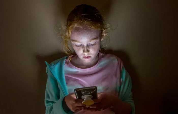Entenda como uso excessivo de celular impacta cérebro da criança