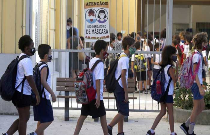 Para sociedades médicas, liberar máscaras nas escolas eleva riscos