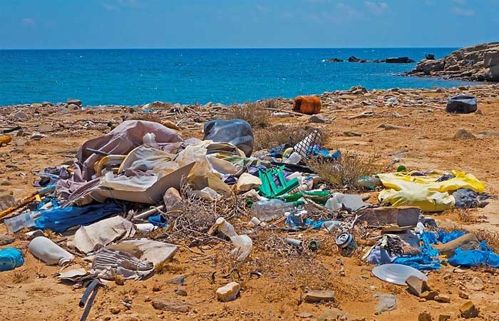 Plástico corresponde a 48% do lixo encontrado nas praias brasileiras