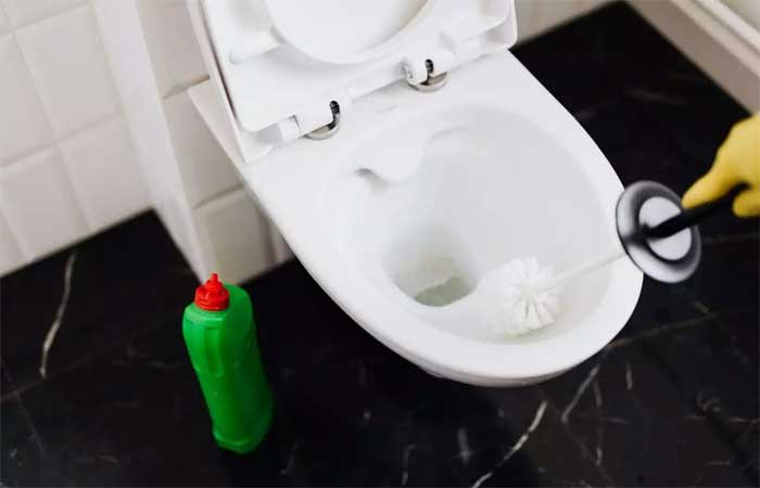 Remover mancha amarela do vaso sanitário: aprenda dicas simples e eficientes