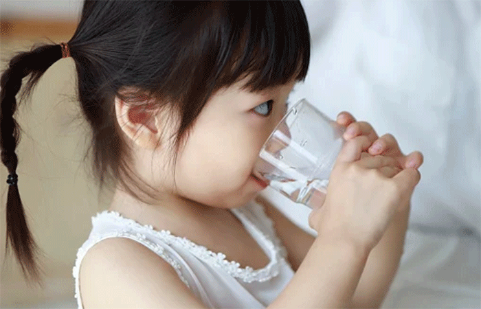Beber pouca água aumenta risco de insuficiência cardíaca, diz estudo
