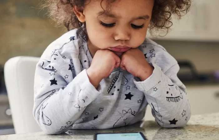 Crianças no celular: quanto tempo devem usar e 7 sinais de excesso