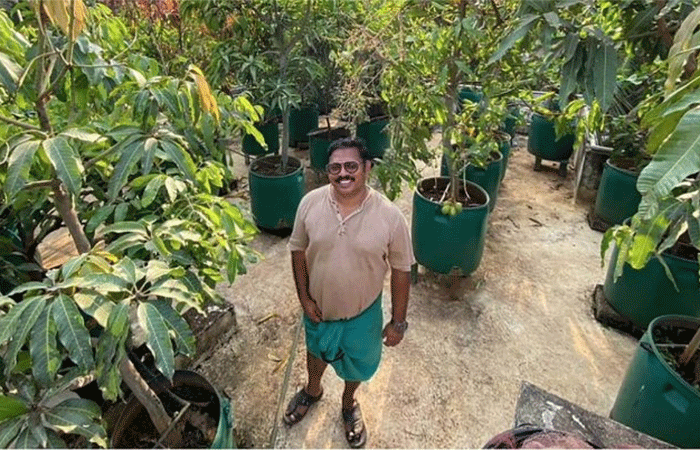 Indiano tem pomar com 135 árvores em tambores de plástico