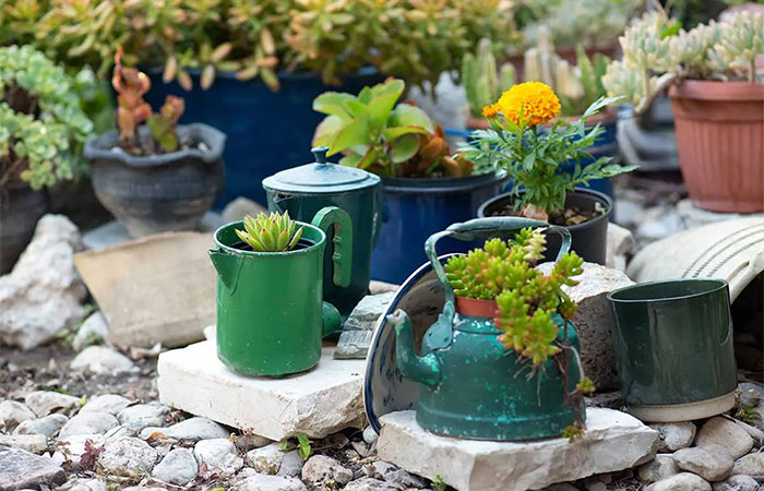 Decore o jardim com objetos reciclados