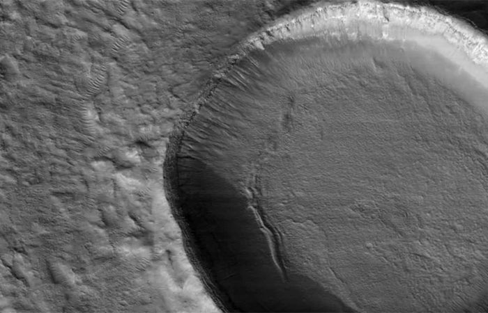 Sonda da NASA encontra cratera de gelo em Marte; veja imagem