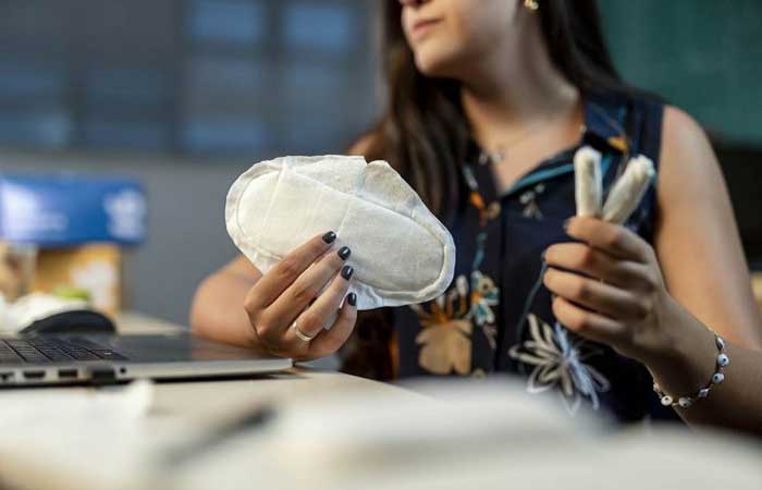 Brasileira concorre a prêmio internacional por criar absorventes biodegradáveis