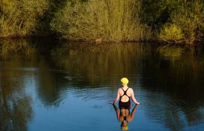 Saiba quais os riscos e benefícios de nadar na água gelada