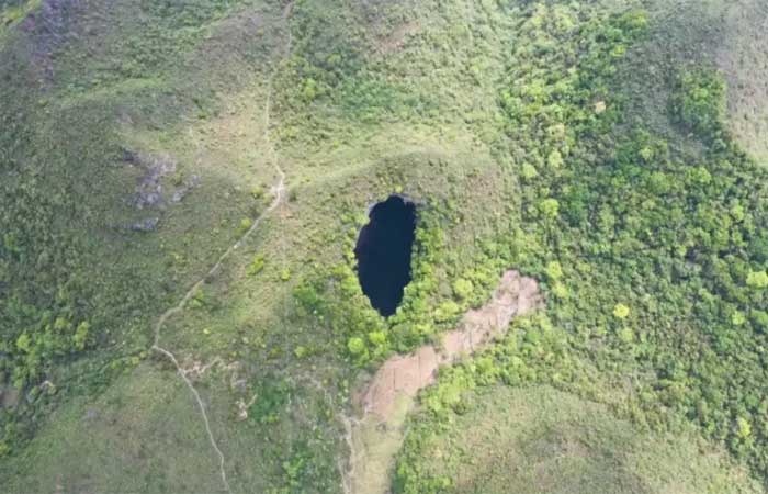 Sumidouro de 192 m de profundidade descoberto na China revela floresta ancestral