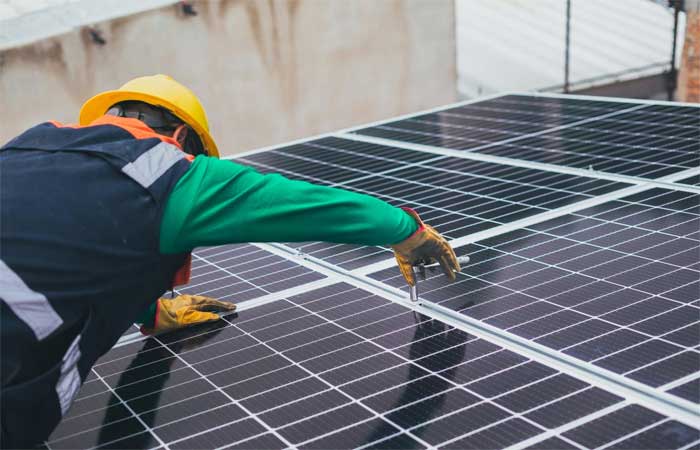 Brasil chega a um milhão de sistemas de energia solar em telhados de casas e comércios