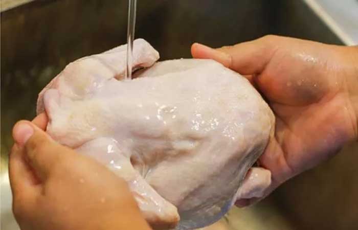Os perigos de lavar o frango antes de cozinhá-lo; Um erro comum e que aumenta o risco de intoxicação alimentar