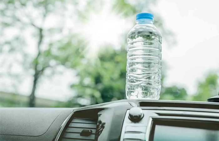 O que acontece se você deixar uma garrafa de água no carro? As consequências são piores do que você pode imaginar
