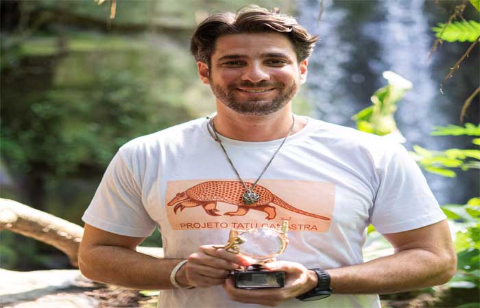 Brasileiro vence prêmio por projeto de conservação do tatu-canastra