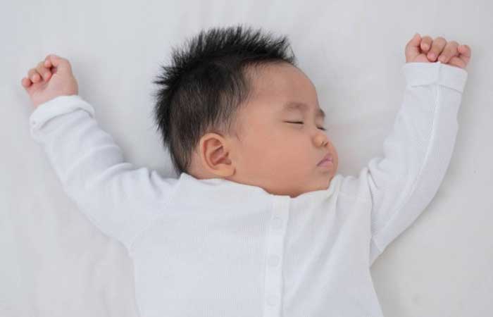 Bebês não devem dormir na mesma cama que os pais; entenda a nova orientação pediátrica