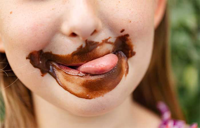 Saiba com quantos anos a criança pode comer chocolate sem prejudicar a alimentação