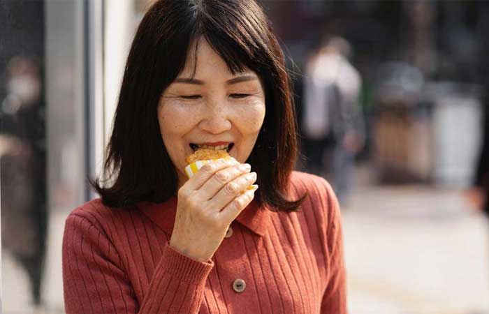 Entenda como a alimentação influencia e pode adiantar a chegada da menopausa