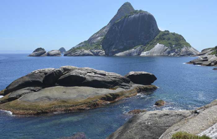 História e cultura em rochas, uma viagem pela geologia do litoral norte paulista