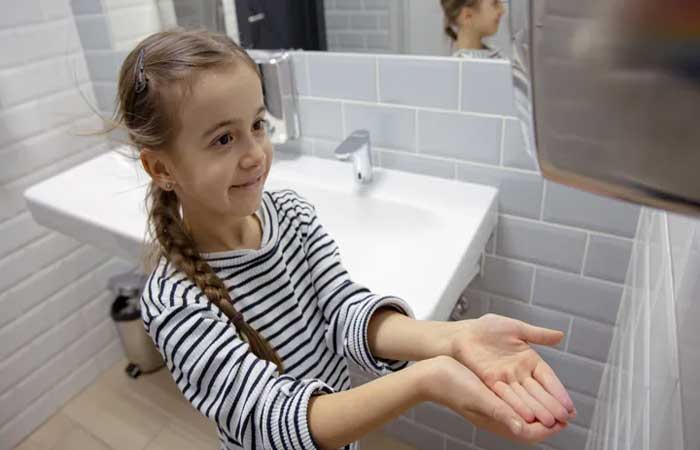 Secador de mão nos banheiros espalha germes, e este vídeo pode provar