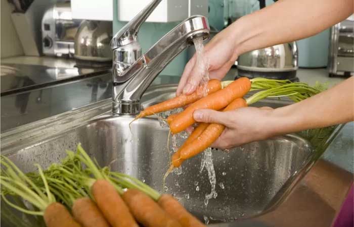 Precisamos lavar verduras, legumes e frutas antes de comer?