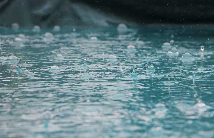 Produtos químicos persistentes tornam a água da chuva do mundo todo imprópria para beber