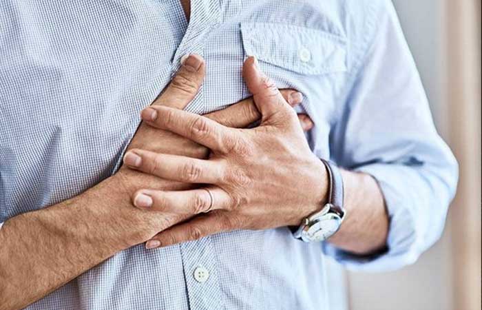 Dor no peito e suor frio: saiba os 10 sintomas de infarto