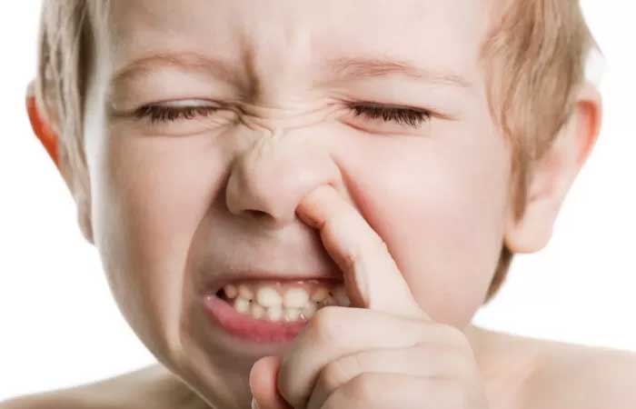 Por que colocar o dedo no nariz pode trazer riscos à saúde