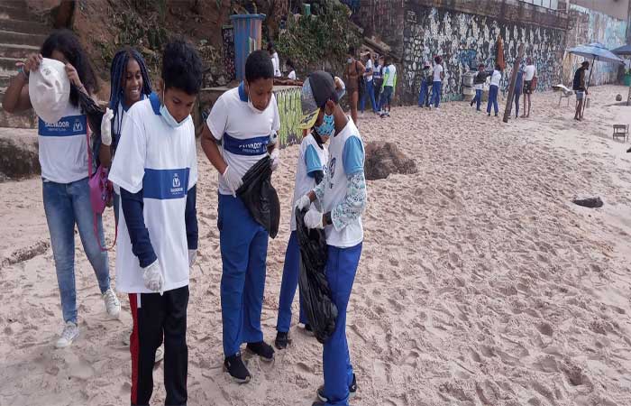 Alunos da Escola Municipal Hercília Moreira, realiza projeto ambiental na praia do Buracão