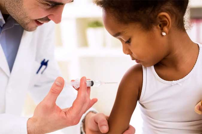 Começou a vacinação nacional contra poliomielite para crianças e adolescentes