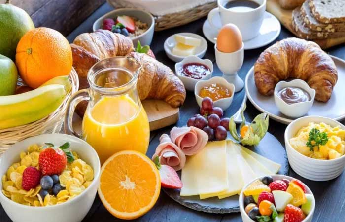 Café da manhã farto e jantar menor ajudam a controlar apetite