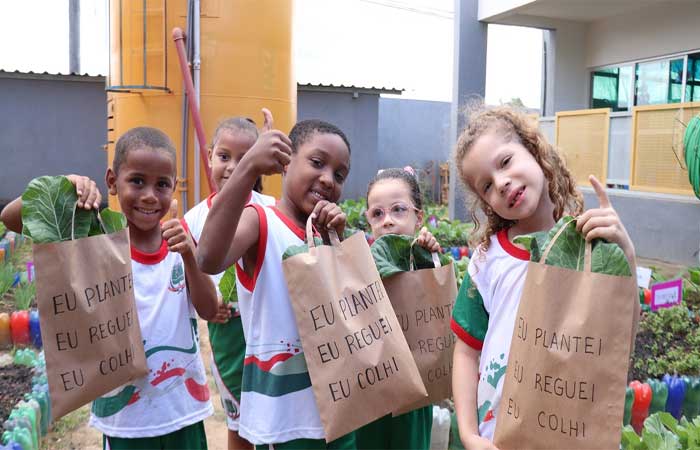 Crianças aprendem matemática e português plantando horta